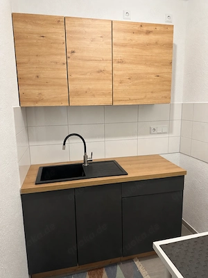 Moderne Küchenzeile in Schwarz & Holzoptik mit Spüle und Armatur