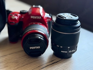 Pentax Kamera mit Objektiv - Rot