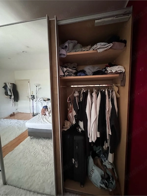 Großer Kleiderschrank mit Schiebetüren und großem Spiegel zu verkaufen.