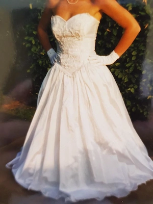 Brautkleid mit Bolerojäckchen