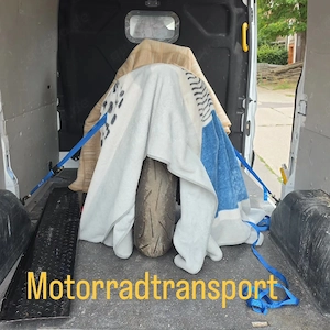 Diverse Transportdienstleistungen, darunter Umzüge für Privathaushalte und Unternehmen. 