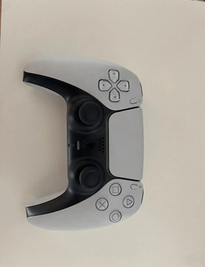 Playstation 5  mit ein spiel und ein controller 