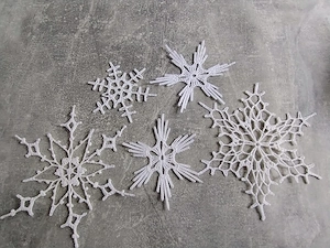gehäkelte Schneeflocken