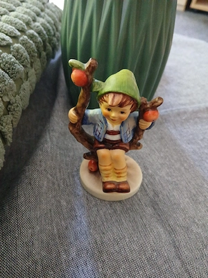 Hummel Figur Junge auf Ast mit Äpfeln