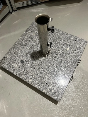 Sonnenschirmständer aus Granit mit Rollen