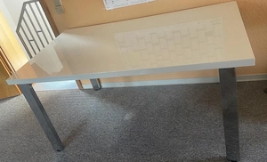 Tisch Weiß lackiert mit Metallbeinen