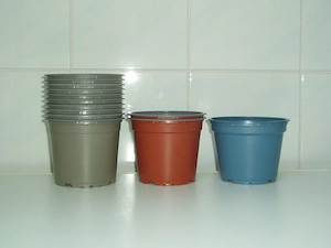13 Blumentöpfe aus Kunststoff (verwendbar als Innentöpfe oder Pflanztöpfe) für 0,65 EUR