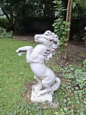steigendes Pferd, Steinfigur