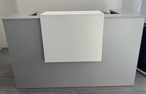 Moderne Empfangstheke in Grau-Weiß (matt) zu verkaufen 