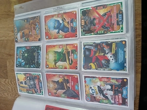 Über 100 Ninjago-Karten 