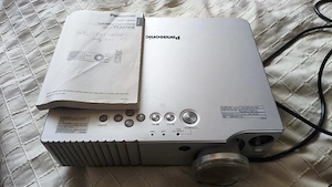 Beamer Panasonic plus Motor-Leinwand