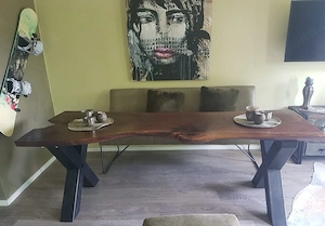 Wunderschöne, hochwertige Esszimmergruppe im modernen Industrial-Look zu verkaufen.