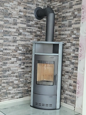 Moderner Kaminofen mit Rauchrohr und Glasbodenplatte