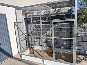 Vogelvoliere Alu-Voliere mit schwarzem Draht und Schmutzkante
