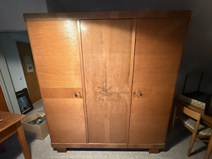 Vintage Kleiderschrank, dreitürig, Holz, Art-Déco- oder Chippendale Mid-Century-Stil, 1930-1950