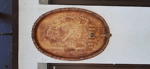 Kunstvoll geschnitzter alter Weinfassboden