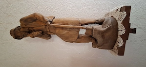 Handgeschnitzte Holzskulptur (Holzfäller mit Axt und Pfeife) 
