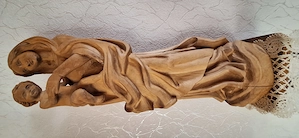 Handgeschnitzte Lindenholzskulptur der Madonna mit Kind