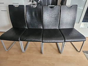 6 Stühle mit schwarzem Kunstleder und grauem Rahmen in gutem Zustand