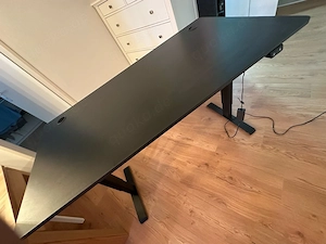 Elektrisch höhenverstellbarer Schreibtisch (140x70 cm)