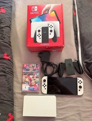 Nintendo Switch OLED + Mario Kart Deluxe 8