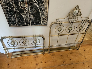 Antik! Verziertes, altes Messing Bett mit Porzellan Ornamenten mit Patina