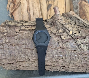 D1 Mailano Herrenuhr aus Polycarbonat mit schwarzem Zifferblatt