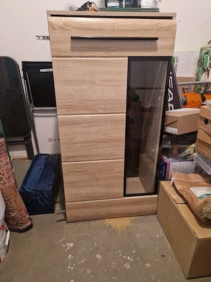 2x Vitrine (links und rechts)