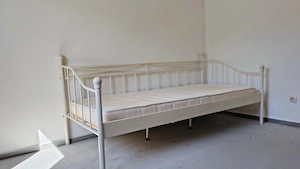 Ein Bett mit Matratze