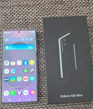 Samsung Galaxy S25 Ultra in Titanium Black