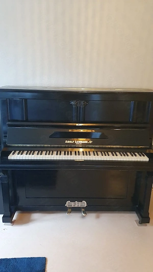 Schwarzes Stilvolles Klavier 