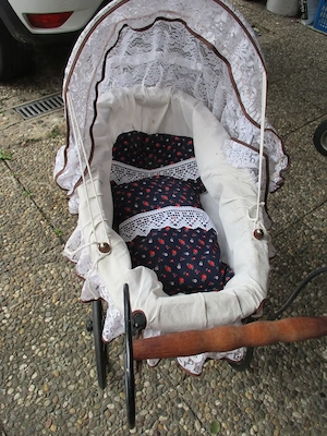 Antiker Puppenwagen