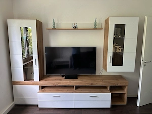 # Moderne Wohnwand in Weiß & Holzoptik   sehr gepflegt