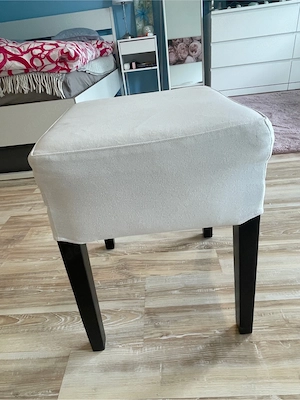 Kleiner Hocker mit Stoffbezug