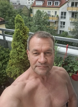 bisexuell und nackt den ganzen Tag Zuhause