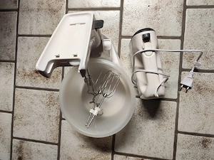 Handmixer mit drehender Rührschüssel