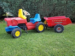 Trettraktor mit Anhänger