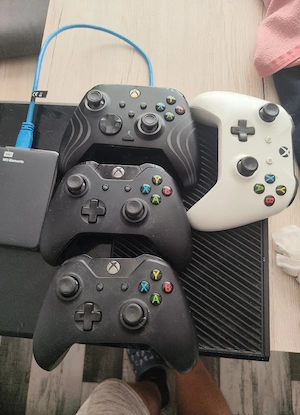 Xbox one mit 4 Controller und eine xterne Festplatte 