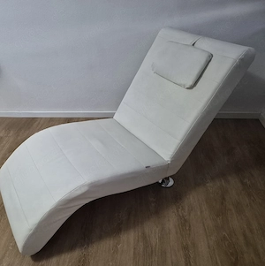 Relaxliege aus weißen Kunstleder