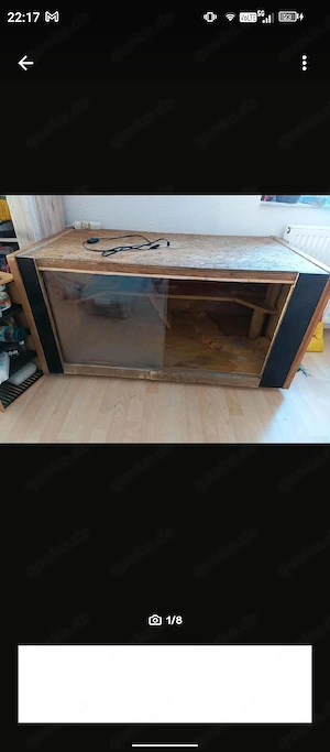 Großes Holzterrarium mit Schiebetüren und Lampenfassung