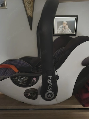 babyschale mit Neugeboreneneinlage
