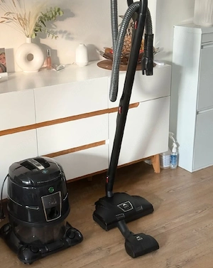 Hyla EST Staubsauger Nasssauger mit Zubehör und Rechnung