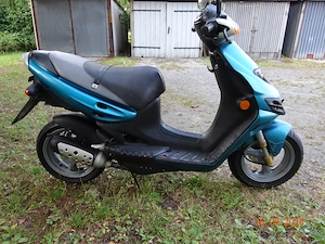 Suzuki Katana AY 50 W LC, mit Wasserkühlung und Vergaser.