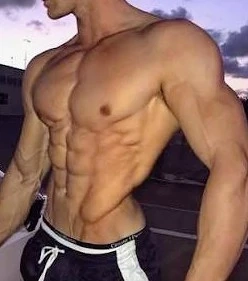 Kerl massiert Athlet wie im Bild beim Flexen Posen