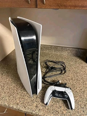 ps5 mit controller und Kabeln 