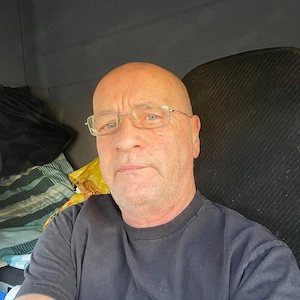Mann sucht eine Frau für feste Beziehung