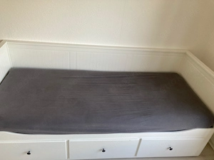 Nur zsm: Bett HEMNES, VIHALS: Regal & Aufbewahrung & Schrank mit 2 Türen, Schreibtisch LINNMON ADILS