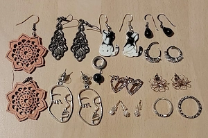 neuwertige Ohrringe -stecker, Armbänder, Anhänger und Ringe