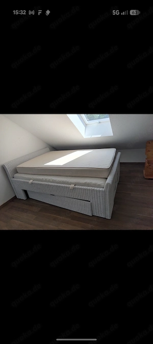 Rattanbett in weiß. Superschön.