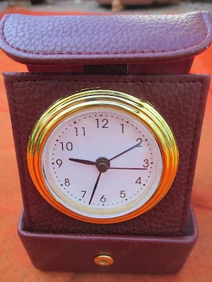 NEU 1980er VINTAGE Retro Reise Wecker Uhr in Leder Imitat Schatulle Box bordaux wein dunkel rot